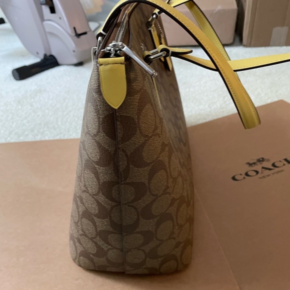 Coach Gallery Tote In Signature Canvas Retro Yellow CH504 NWT - Picture 10 of 13